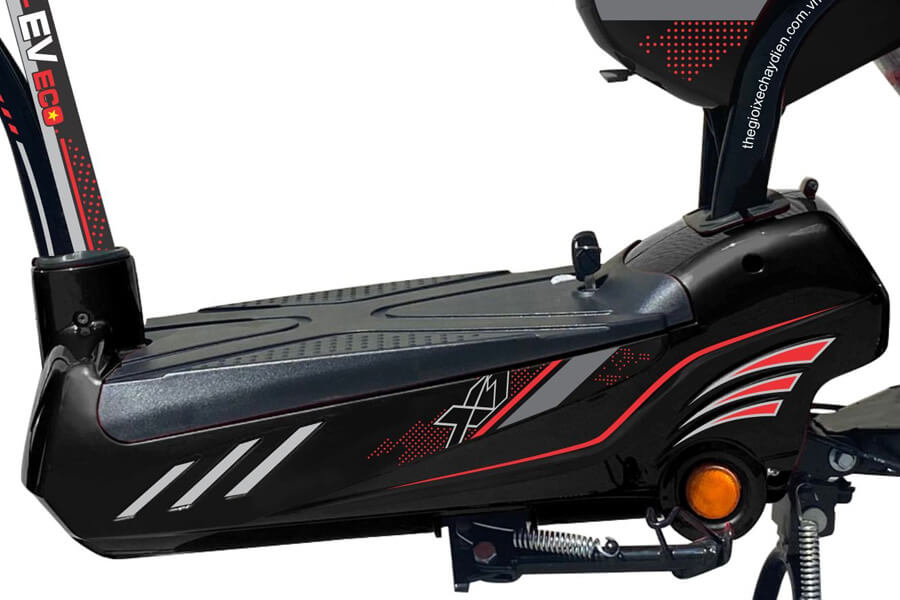 Xe thiết kế càng sau dạng thanh ống rất dễ để chân