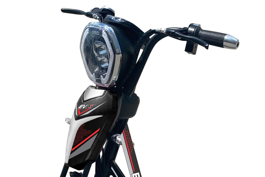 Tay lái thiết kế chắc chắn, vừa tầm